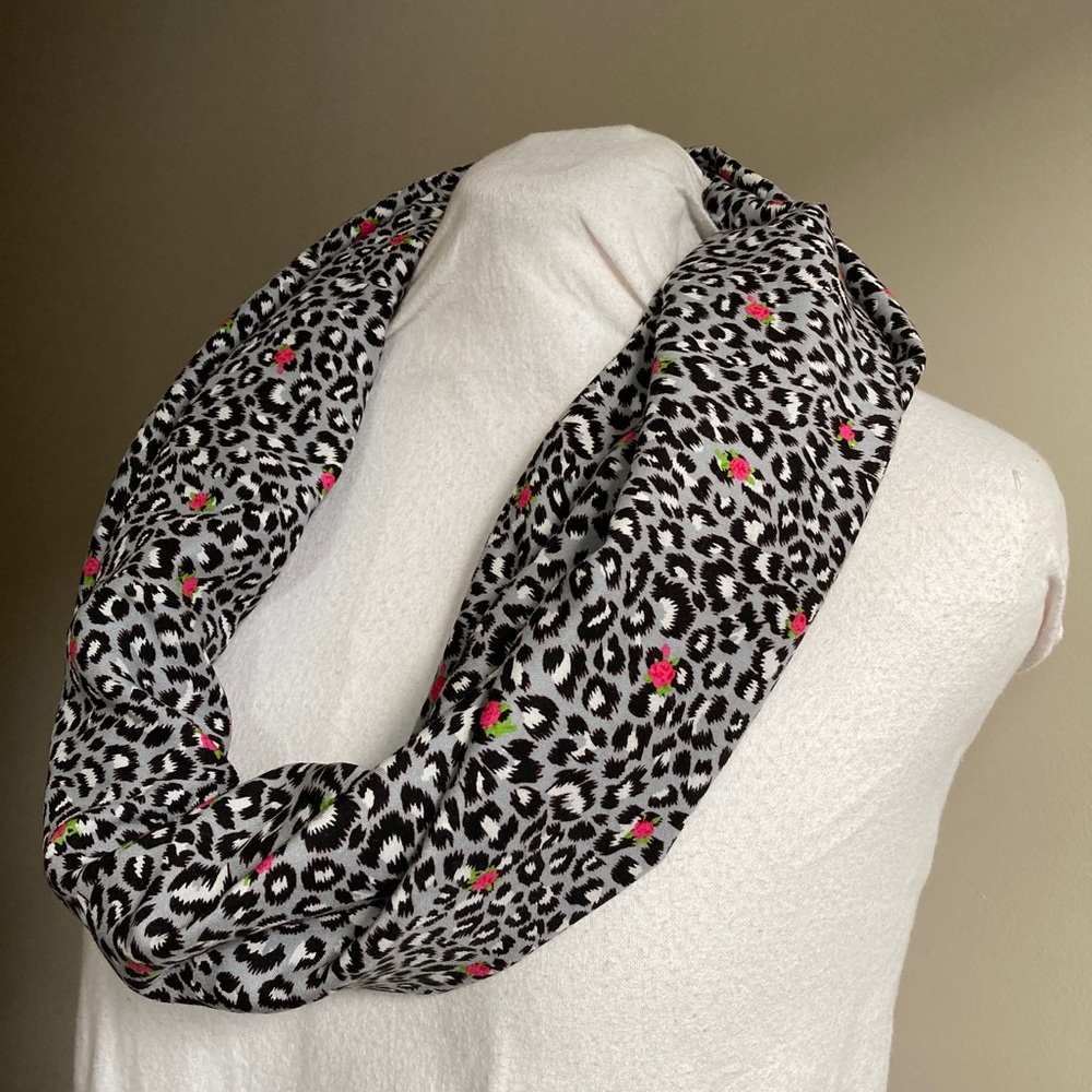 Hand made loop scarf - Picture 3 of 4